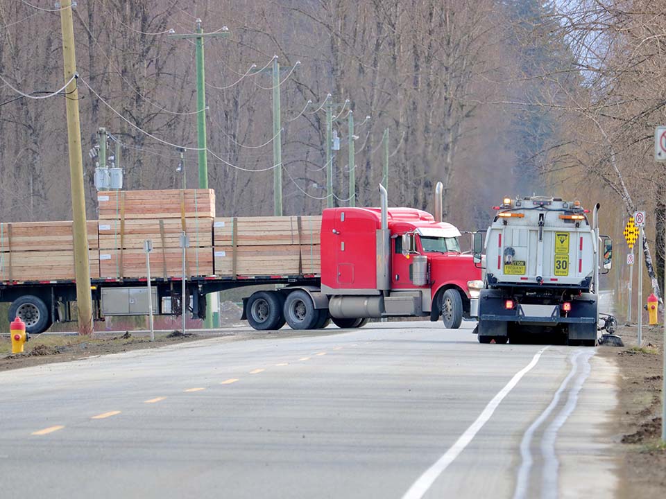 wide_turn_semi semi truck making a wide turn